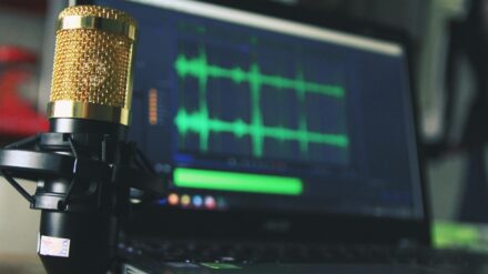 Comment l’IA & le clonage vocal automatisent la production de podcasts en entreprise
