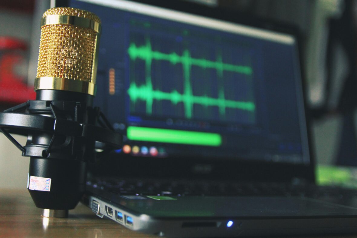 Comment l’IA & le clonage vocal automatisent la production de podcasts en entreprise