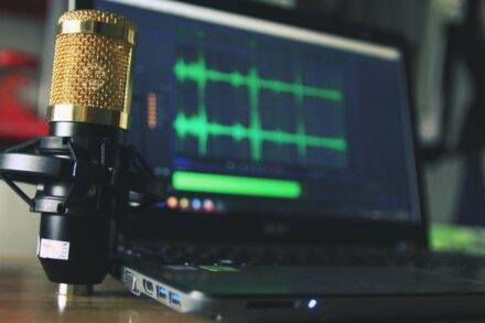 Comment l’IA & le clonage vocal automatisent la production de podcasts en entreprise